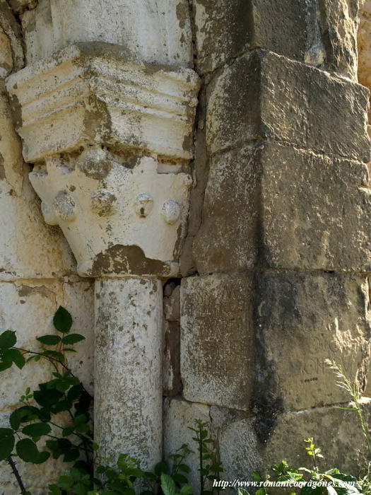 CAPITEL ESTE Y SILLAR EPIGRAFIADO